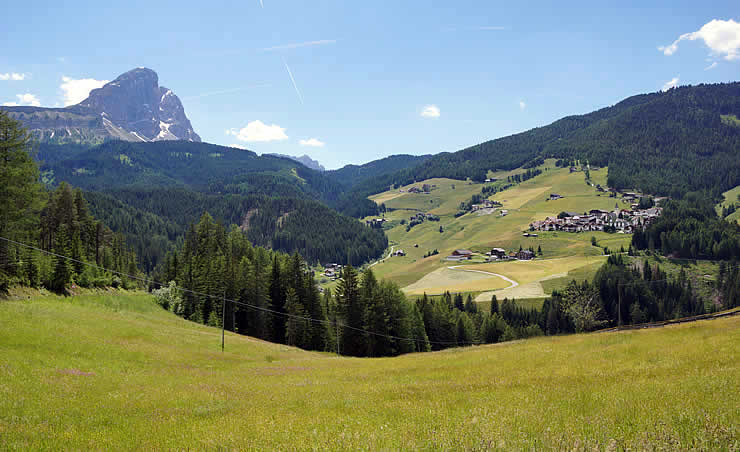 Das Dorf Untermoj im Sommers